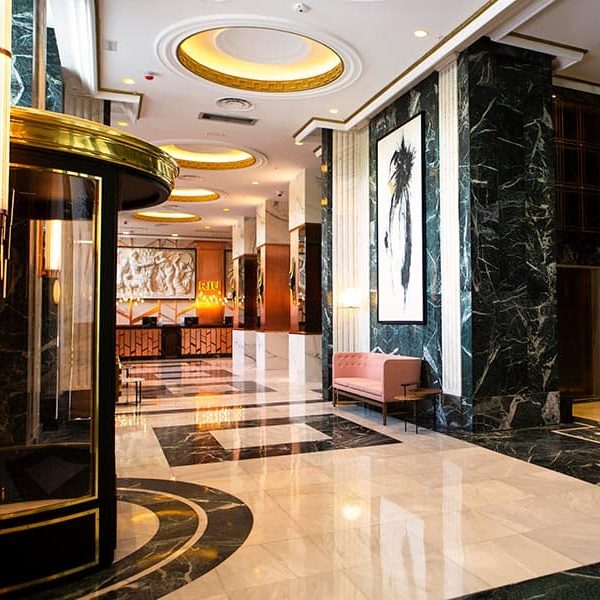 recepcion-sin-escoba-riu-plaza-espana_tcm49-224523