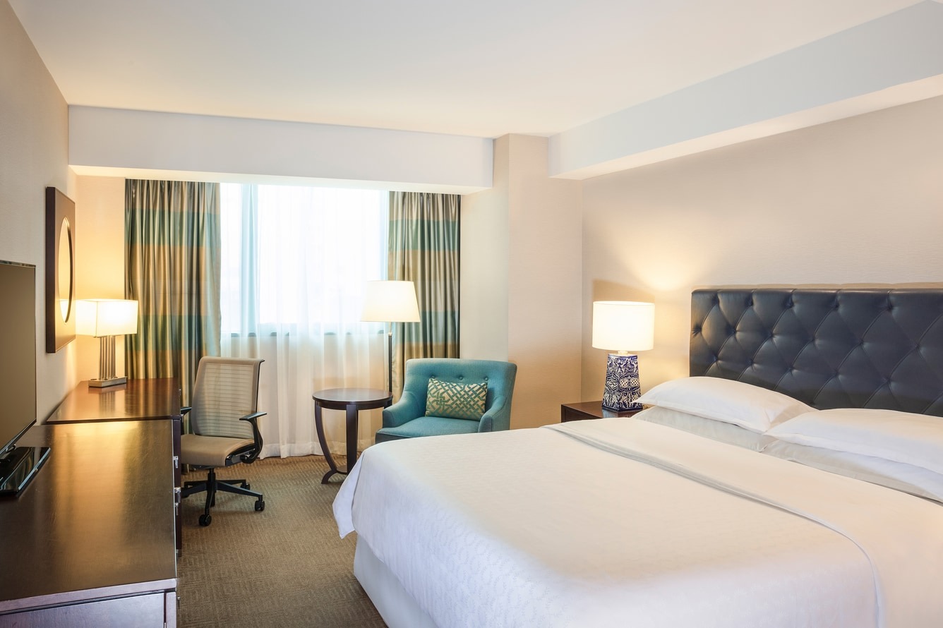 mexis-king-guestroom-7384-hor-cl